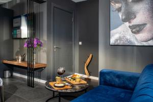 La Cielo Hotel Bostancı في إسطنبول: غرفة معيشة مع أريكة زرقاء وطاولة