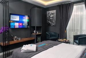 A television and/or entertainment centre at La Cielo Hotel Bostancı
