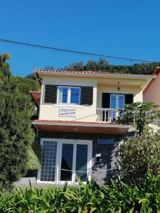 ein Haus mit einem Schild auf der Vorderseite in der Unterkunft Casa do Arco in Arco da Calheta