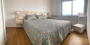 een slaapkamer met een groot bed en een raam bij MH Buona Vista in Monte Hermoso