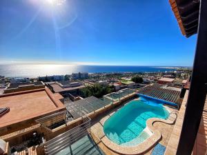 vista sulla piscina in cima a un edificio di Luxury 5 star Villa Violetta with amazing sea view, jacuzzi and heated pool a San Agustin