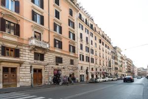 ローマにあるMonticello apartment via Cavourの道路上の建物や車が並ぶ街道