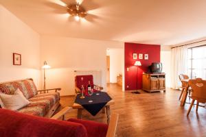 ein Wohnzimmer mit einem Sofa und einem Tisch in der Unterkunft Haus Vogler in Oberstdorf