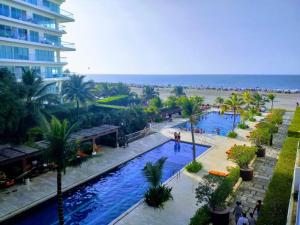 Una vista de un resort con piscina y playa. en Cartagena Morros 3 Playa, en Cartagena de Indias