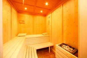 A bed or beds in a room at Hotel Magerl