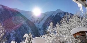 Widok na góry z tego domu w stylu alpejskim