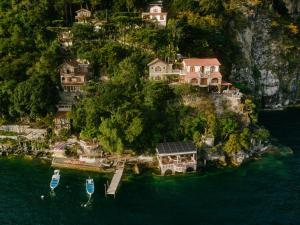 an island with houses and boats in the water at Hotel La Casa del Mundo in Jaibalito