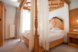 Postel nebo postele na pokoji v ubytování Hotel Ischgl
