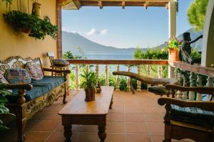 a living room with a couch and a table on a balcony at Hotel La Casa del Mundo in Jaibalito