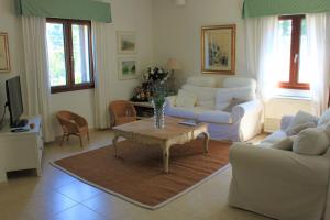 - un salon avec un canapé et une table dans l'établissement Casa Ortensia, à Tortolì