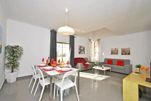 comedor y sala de estar con mesa y sillas en Apartment Ipanema 3 by Algarve Vacation, en Albufeira