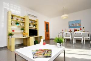 sala de estar con mesa y comedor en Apartment Ipanema 3 by Algarve Vacation, en Albufeira