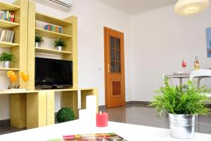 una sala de estar con TV en un estante de libros en Apartment Ipanema 3 by Algarve Vacation, en Albufeira