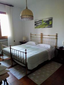 ein Schlafzimmer mit einem großen Bett in einem Zimmer in der Unterkunft Casale La Pineta in Mombaroccio