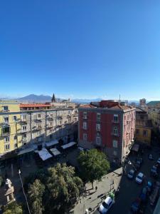 uma vista aérea de uma cidade com edifícios em Bellini View em Nápoles