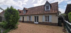 une maison avec une allée en briques devant elle dans l'établissement Stella maris, à Neuville-lès-Dieppe