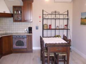 a small kitchen with a table and a stove at Bilocale Papavero, Magnolia o Girasole in San Felice del Benaco