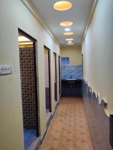 un pasillo de un edificio de oficinas con un pasillo largo en Bedspace Living, en Udupi