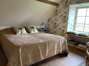 a bedroom with a bed and a window at B&B de Meidoorn in Vinkem