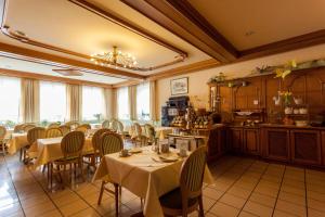 a restaurant with tables and chairs in a room at Landhotel zum Böhm in Roth