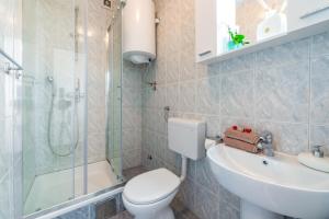 Ένα μπάνιο στο Amazing view Apartment and Rooms Dragan