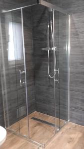 prysznic ze szklaną obudową w łazience w obiekcie SunSet Radków w mieście Radków