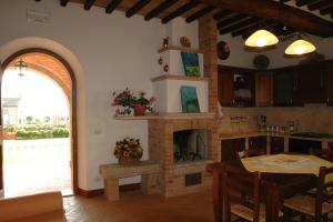 uma sala de estar com lareira e mesa de jantar em Gli Archi di Corsanello em Siena