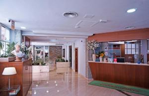 Un vestíbulo de un hospital con un mostrador de recepción. en Cesaraugusta, en Zaragoza