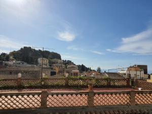 een uitzicht op de stad van achter een hek bij B&B Odeon in Taormina