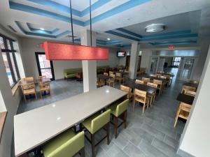 Ресторант или друго място за хранене в Country Inn & Suites by Radisson, Tampa Airport East-RJ Stadium