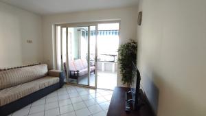 - un salon avec un canapé et une table dans l'établissement Appartamento Paradiso Azzurro, à Porto Recanati