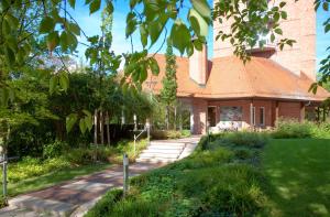 a house with a pathway in front of it at Hotel am alten Park in Augsburg