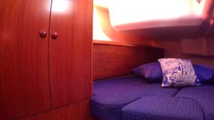 1 dormitorio con cama, armario y almohada en Scugnizza Smeralda, en Cannigione