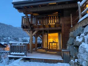 Cabaña de madera con terraza en la nieve en LA PETITE AZALÉE, en Montriond