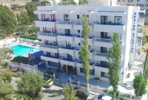 Bazén v ubytování Regina Studios & Hotel nebo v jeho okolí
