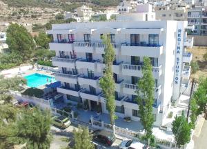 Bazén v ubytování Regina Studios & Hotel nebo v jeho okolí
