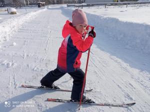 małe dziecko na nartach w śniegu w obiekcie Apartmán Elenka w Zuberzcu