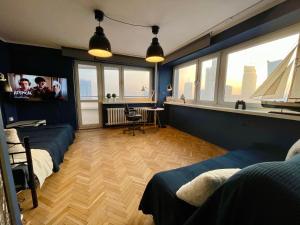 Televízia a/alebo spoločenská miestnosť v ubytovaní Super Apartament BLUE Ścisłe Centrum Dwie Linie Metra Netflix WiFi 300 Mbs Panorama Miasta