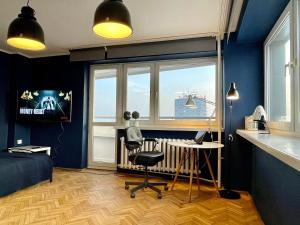Televízia a/alebo spoločenská miestnosť v ubytovaní Super Apartament BLUE Ścisłe Centrum Dwie Linie Metra Netflix WiFi 300 Mbs Panorama Miasta