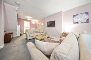 a living room with a couch and a table at Inspire Homes - Joe's Cottage in Southam