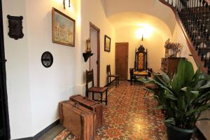 un pasillo con una escalera y una habitación con una planta en Inés Casa Rural, en Almodóvar del Campo
