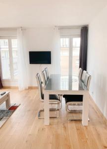 a white table and chairs in a living room at Appartement 6 pers. à Disneyland Paris in Chessy