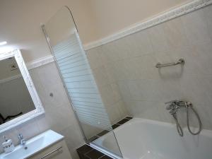Koupelna v ubytování Dunakanyar Apartment + 37 fotografií