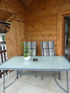 einen blauen Tisch in einem Zimmer mit Holzwänden in der Unterkunft Gasthof Wimbachklamm in Ramsau bei Berchtesgaden