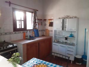 a small kitchen with a counter and a window at Casa en el centro de La Paloma in La Paloma