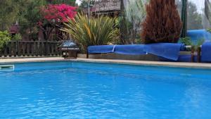 una piscina azul con un tobogán en un patio en Resort 77, en Piriápolis