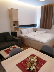 una stanza con un letto, un tavolo e delle sedie di President Kop S9, S3 & A102 a Kopaonik