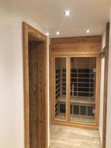 Verbier Medran + Private Sauna في فيربير: غرفة بها باب خشبي ونافذة
