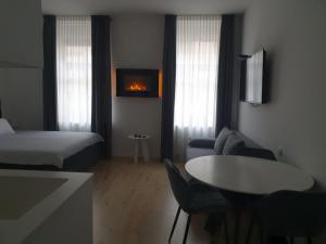Pokój hotelowy z łóżkiem, kanapą i stołem w obiekcie City Center Main Square Apartments Zagreb w Zagrzebiu