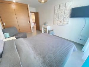 A television and/or entertainment centre at New and cosy apartment - 4 min walk from the beach - La Tejita - El Medano